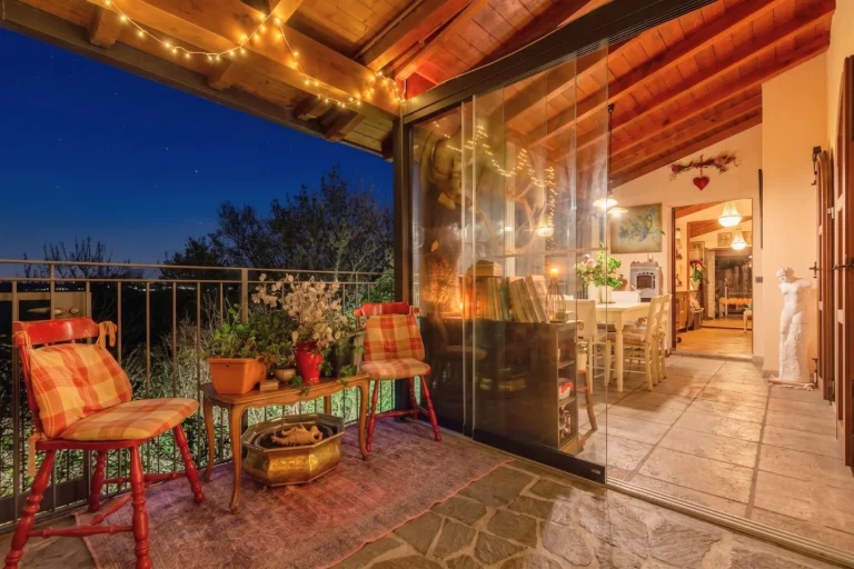 Elegante terra-tetto con giardino, veranda e laghetto
