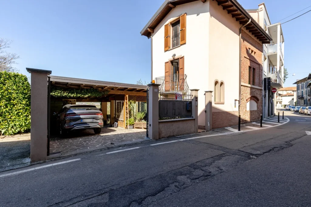 Elegante terra-tetto con giardino, veranda e laghetto — foto 16