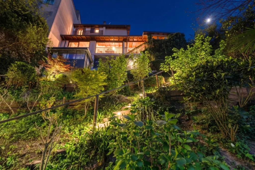 Elegante terra-tetto con giardino, veranda e laghetto — foto 4