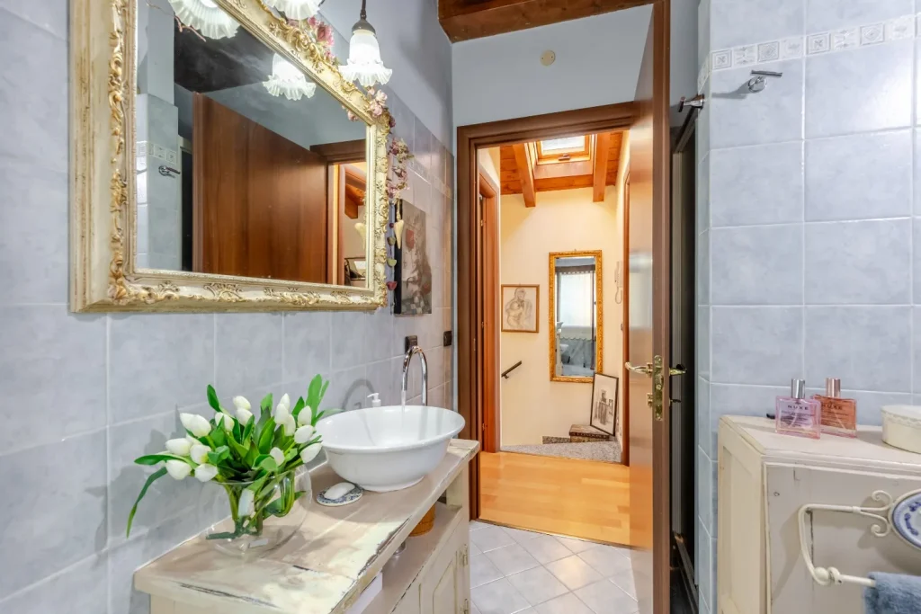Elegante terra-tetto con giardino, veranda e laghetto — foto 63