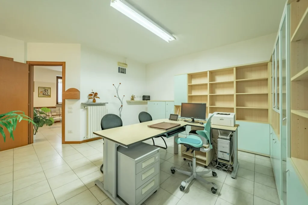 Studio Professionale con Ingresso Privato — foto 12