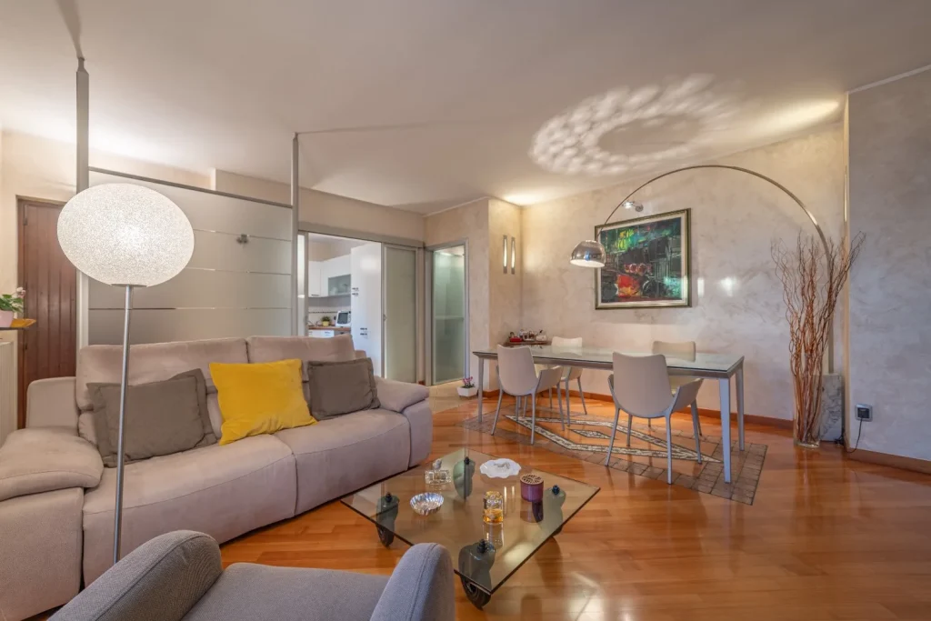 Elegante Porzione di Bifamiliare con Giardino — foto 2