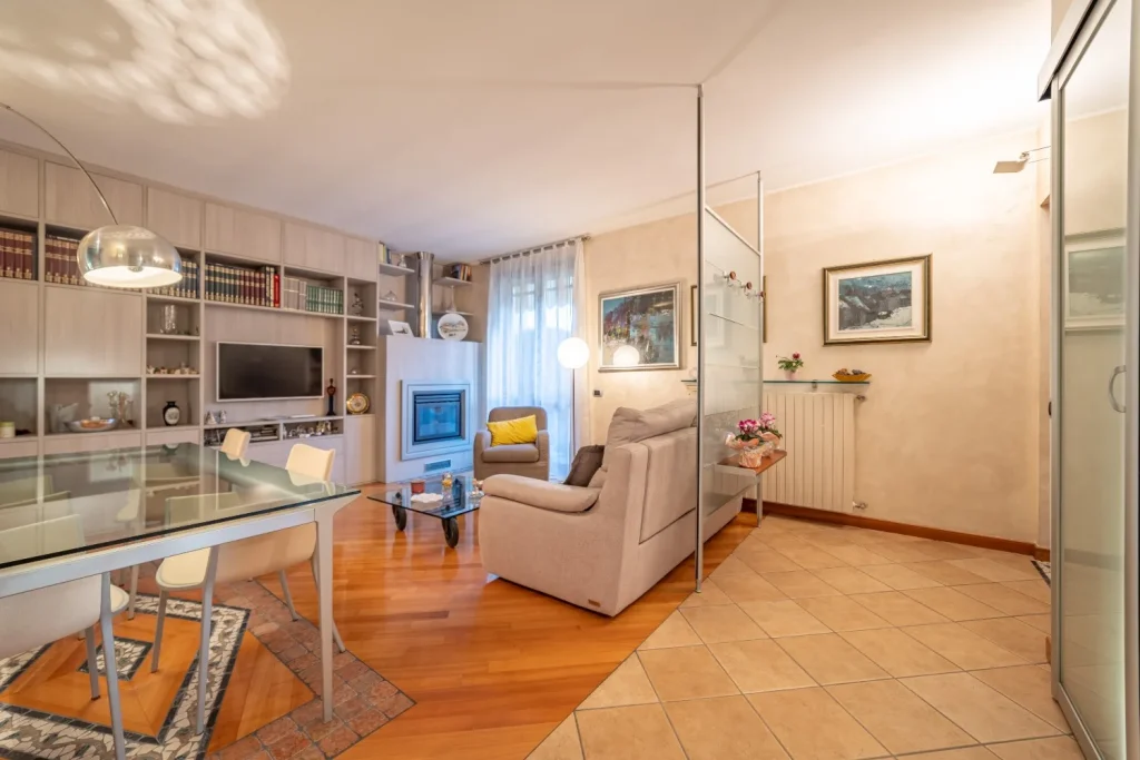 Elegante Porzione di Bifamiliare con Giardino — foto 3