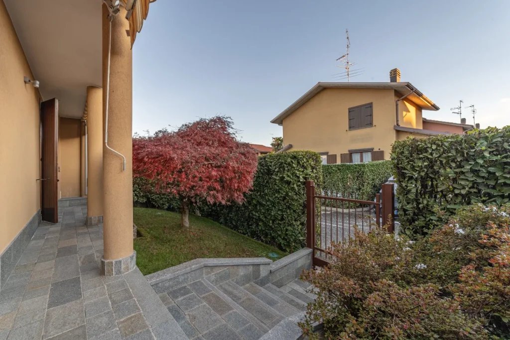 Elegante Porzione di Bifamiliare con Giardino — foto 7