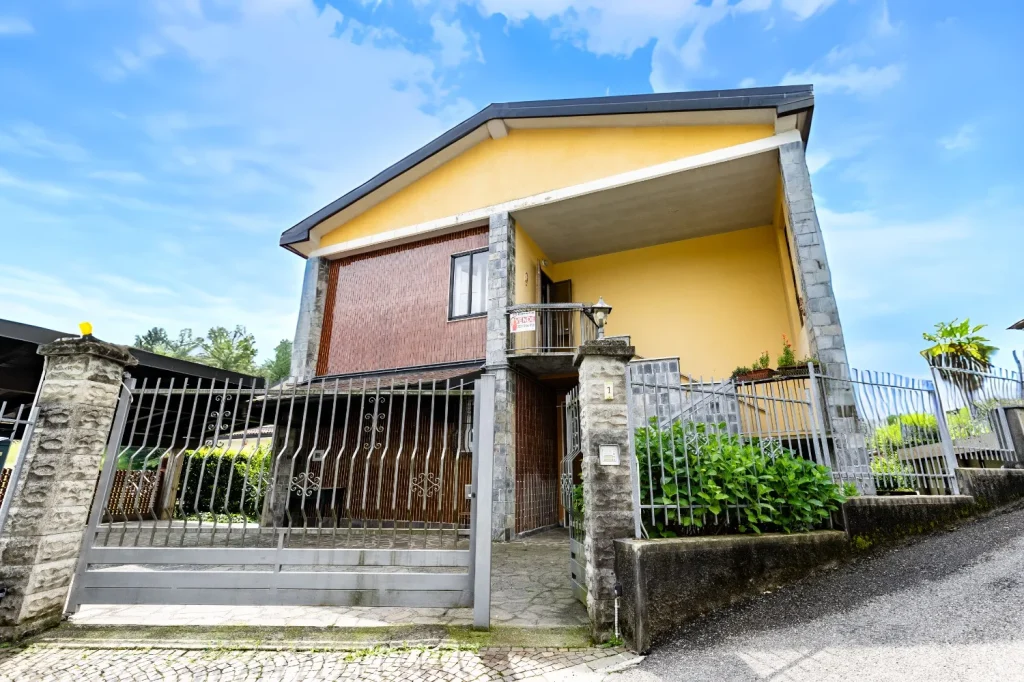 Villa bifamiliare con ampi spazi e giardino privato — foto 2