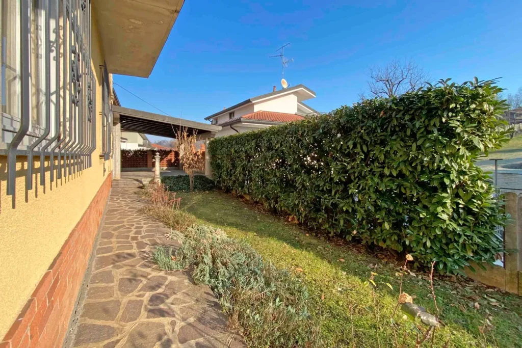 Villa bifamiliare con ampi spazi e giardino privato — foto 15