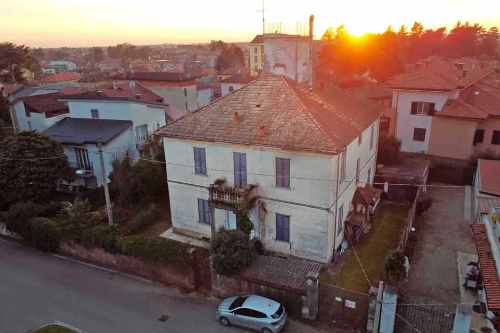 Ampia Villa da Ristrutturare: Un'Opportunità Unica. — foto 2