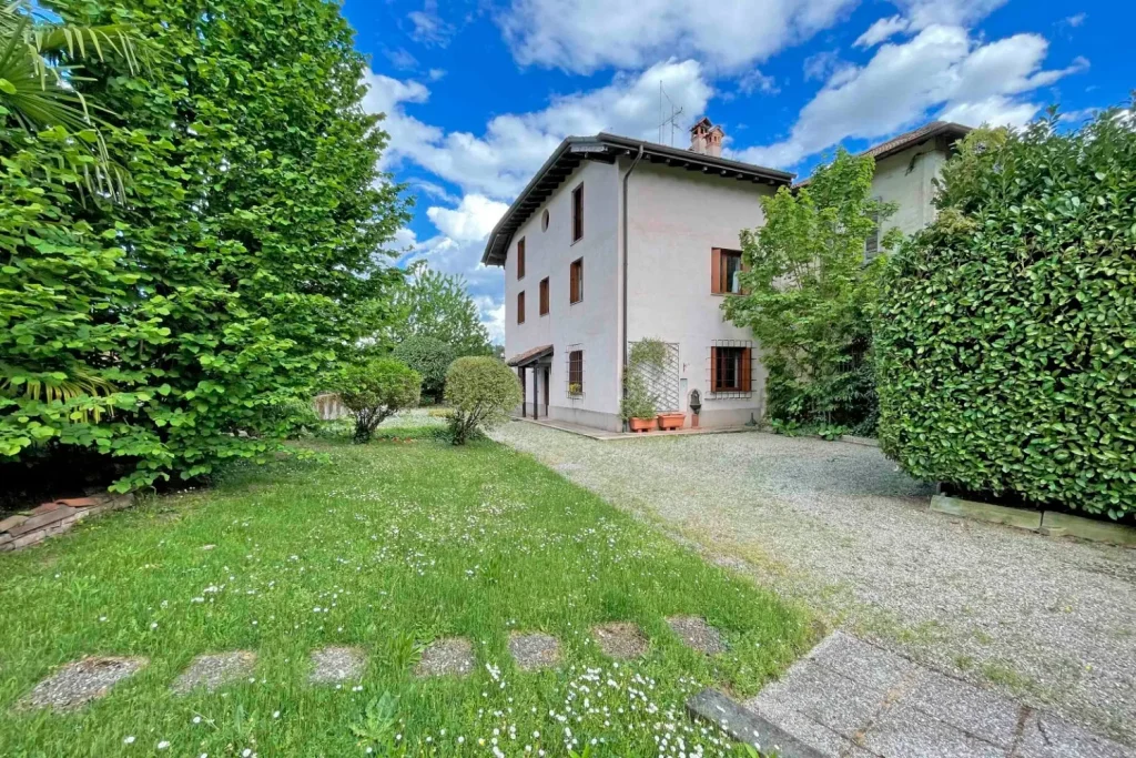Porzione indipendente di bifamiliare con giardino — foto 2