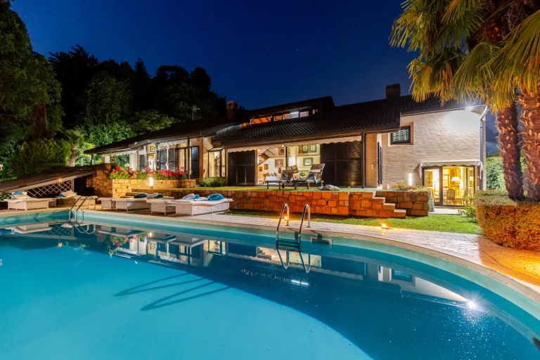 Villa esclusiva a Tradate, Categoria A/7 con piscina