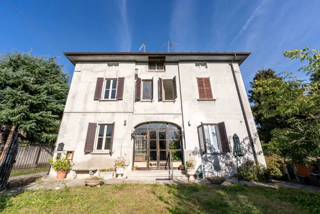 Intera proprietà da ristrutturare con giardino — foto 2