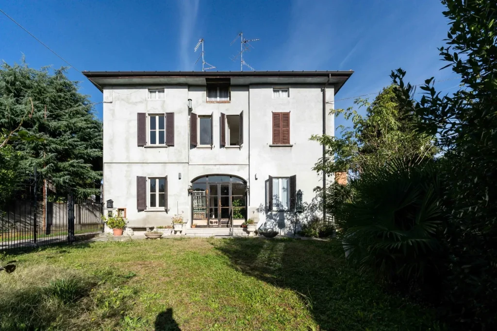 Intera proprietà da ristrutturare con giardino — foto 3