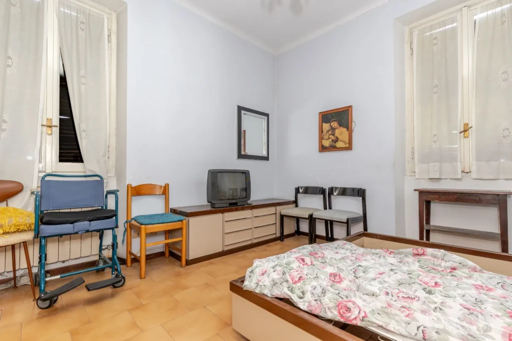 Intera proprietà da ristrutturare con giardino — foto 25