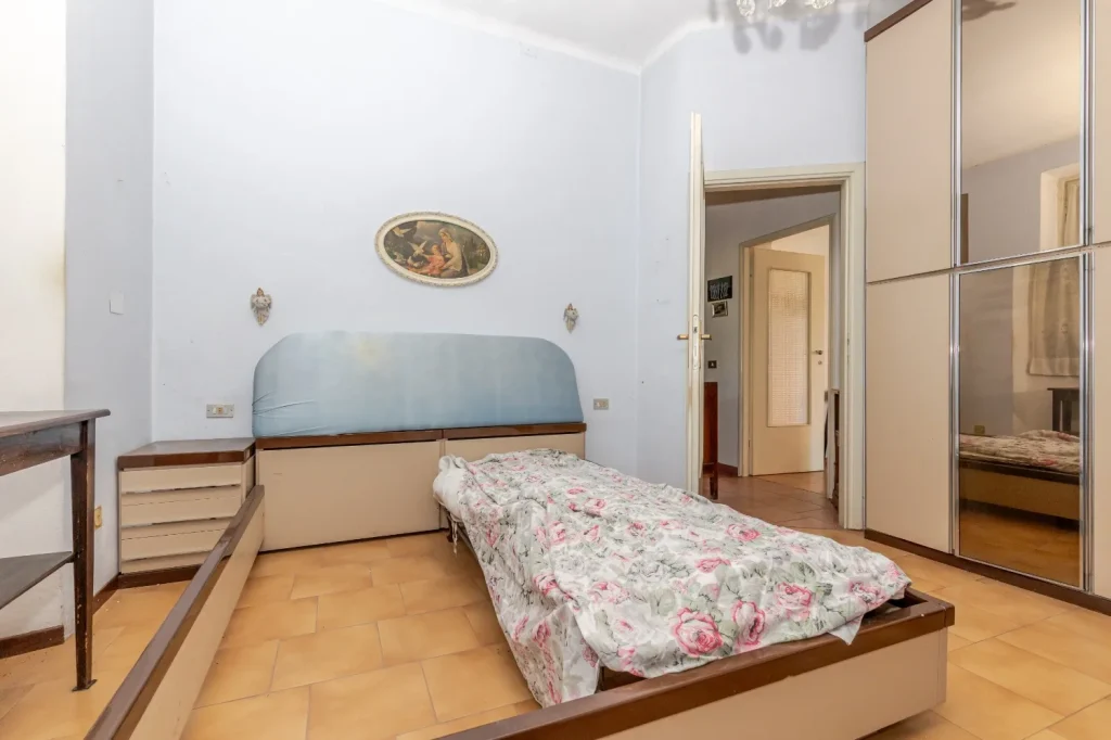 Intera proprietà da ristrutturare con giardino — foto 26