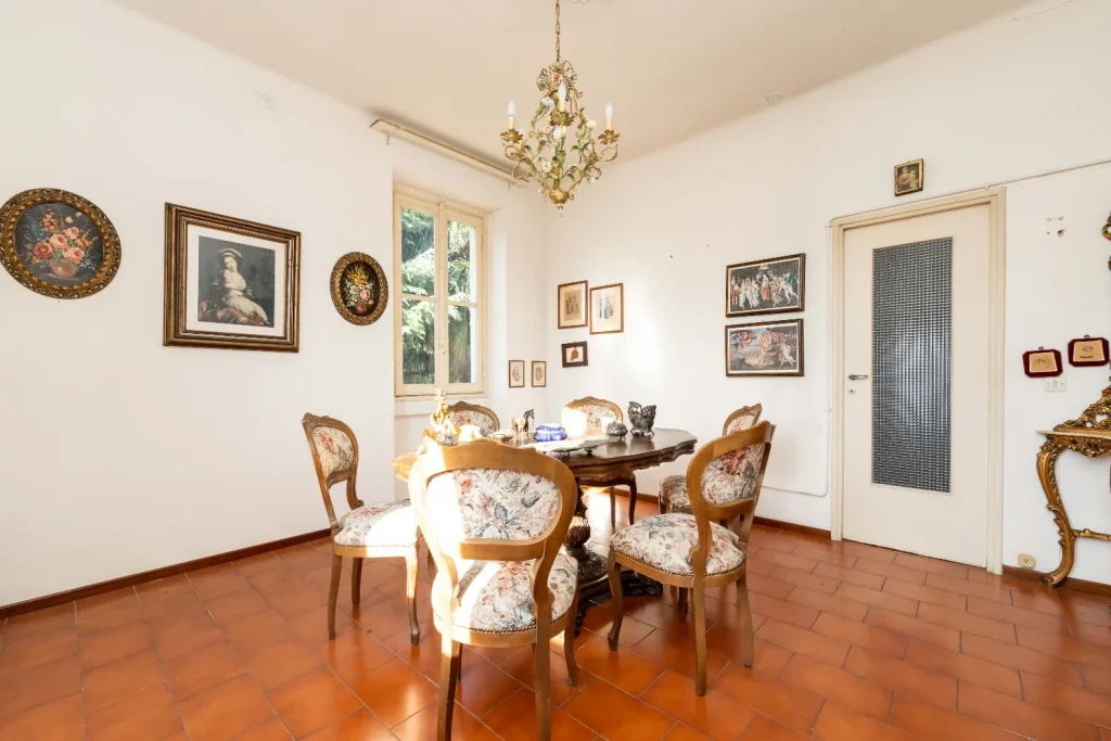 Intera proprietà da ristrutturare con giardino — foto 30