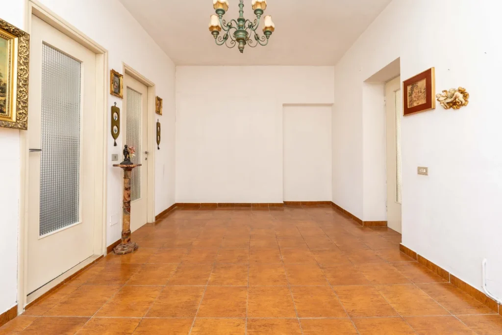 Intera proprietà da ristrutturare con giardino — foto 34