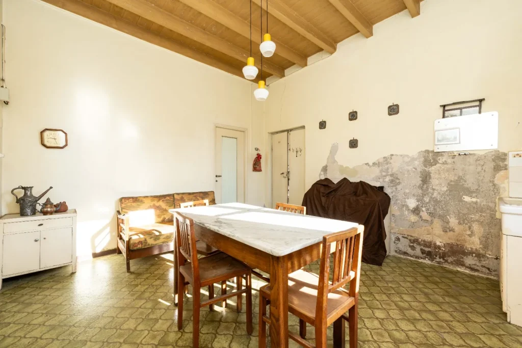 Intera proprietà da ristrutturare con giardino — foto 42