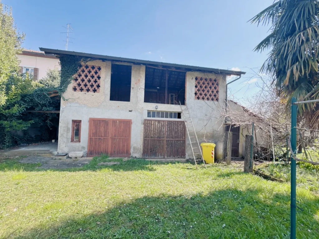 Intera proprietà da ristrutturare con giardino — foto 45
