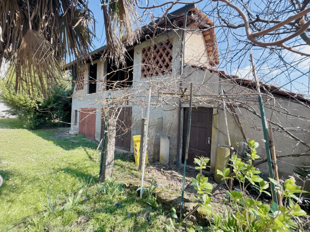 Intera proprietà da ristrutturare con giardino — foto 47