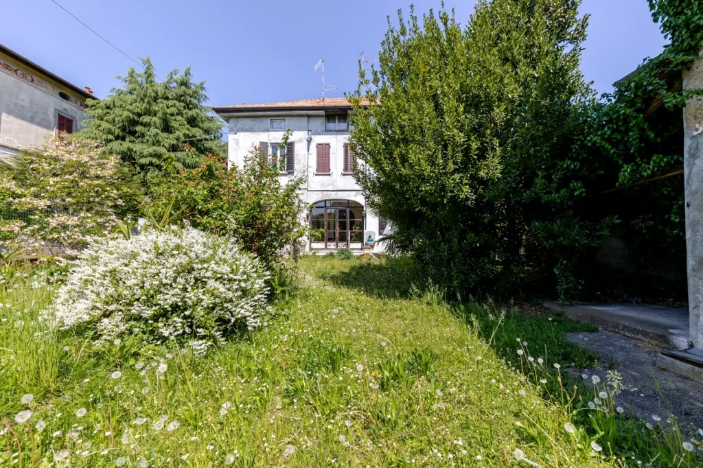 Intera proprietà da ristrutturare con giardino — foto 48