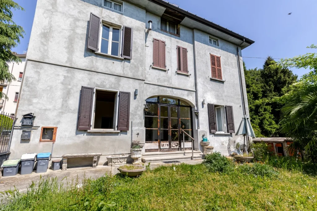 Intera proprietà da ristrutturare con giardino — foto 50
