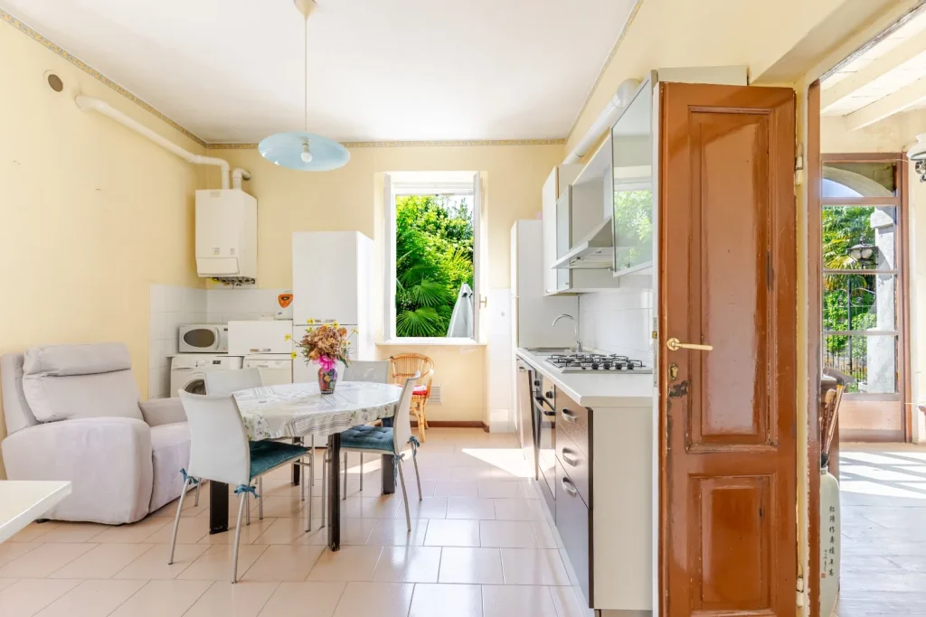 Intera proprietà da ristrutturare con giardino — foto 6