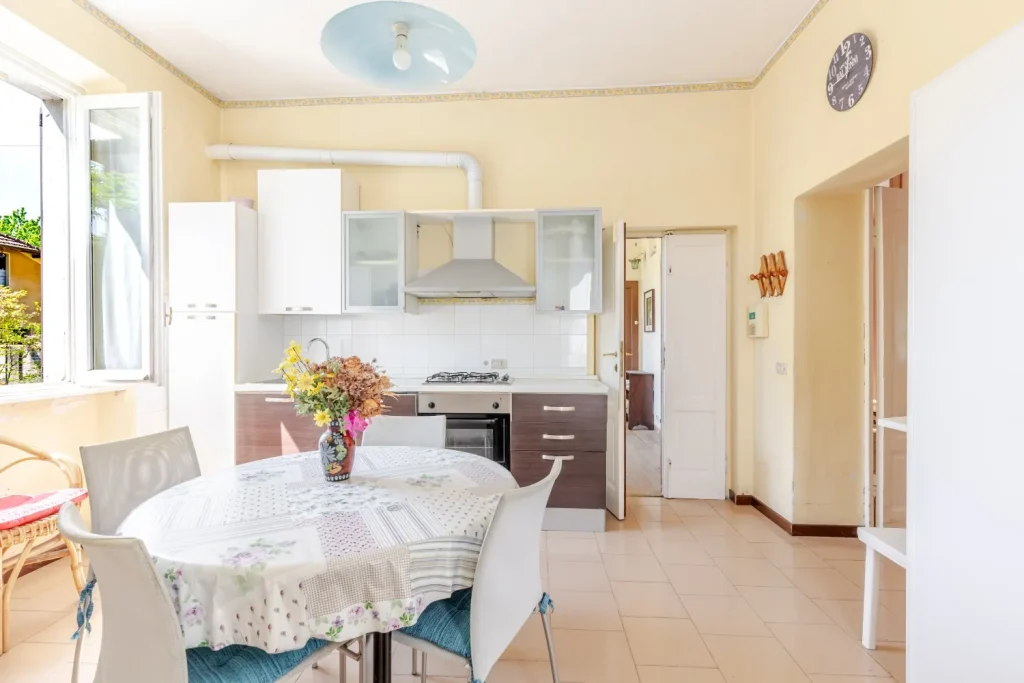 Intera proprietà da ristrutturare con giardino — foto 8