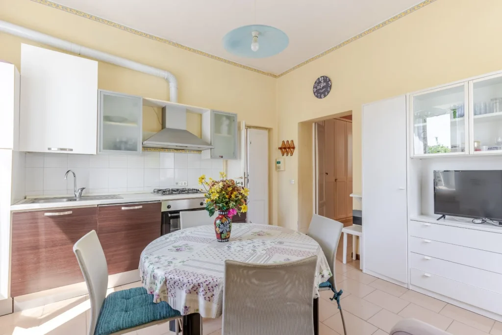 Intera proprietà da ristrutturare con giardino — foto 10