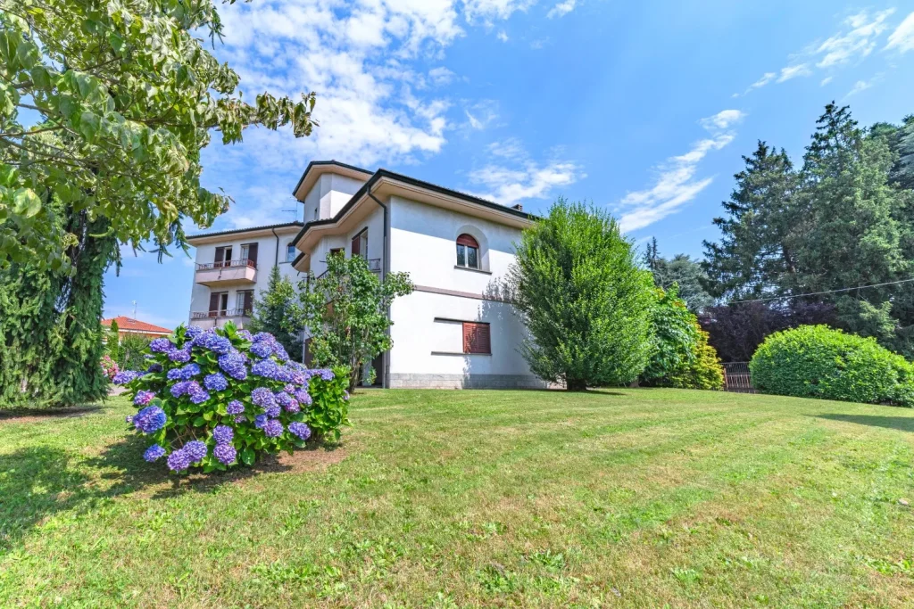 Ampia villa plurifamiliare per più nuclei familiari — foto 2