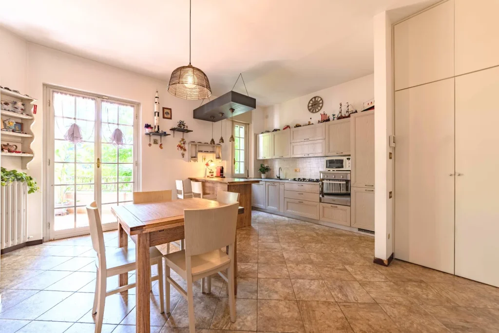 Ampia villa plurifamiliare per più nuclei familiari — foto 15