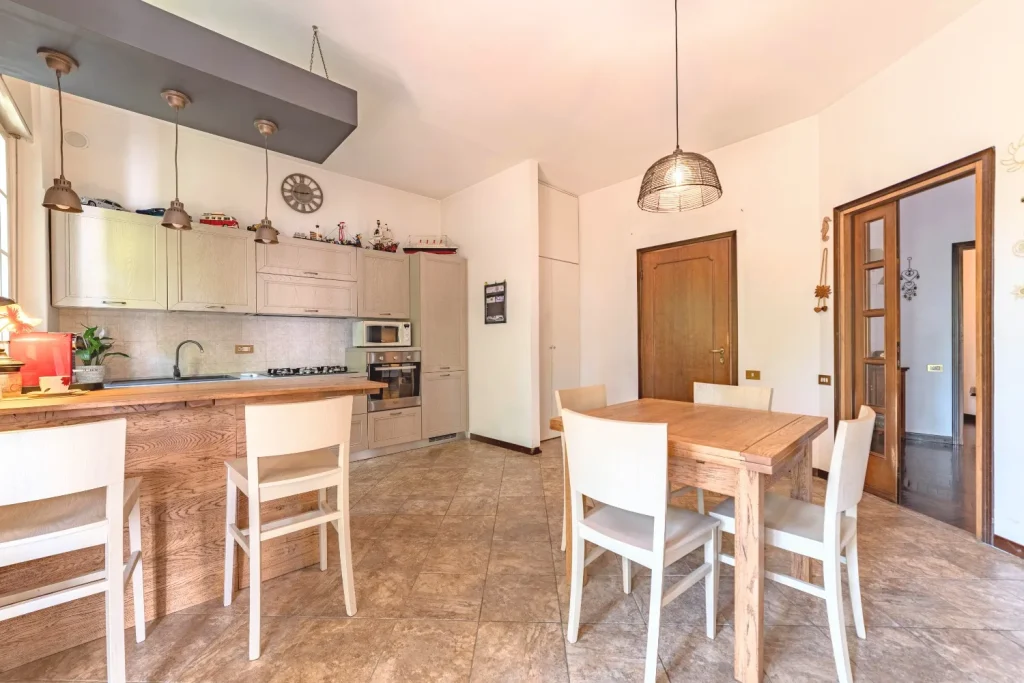 Ampia villa plurifamiliare per più nuclei familiari — foto 17