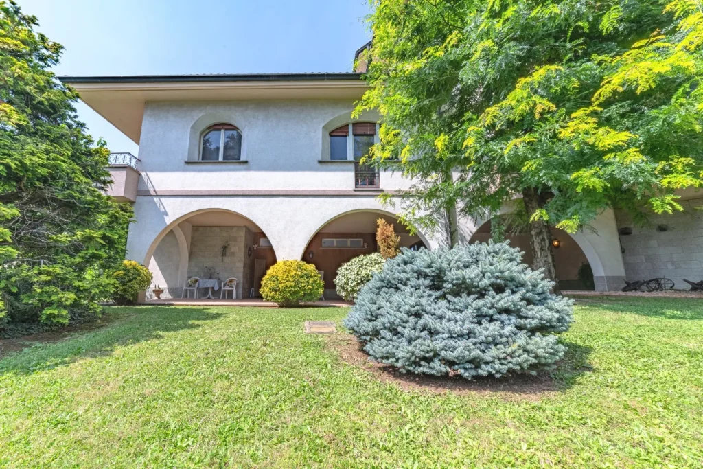 Ampia villa plurifamiliare per più nuclei familiari — foto 3