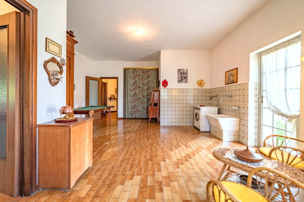 Ampia villa plurifamiliare per più nuclei familiari — foto 9