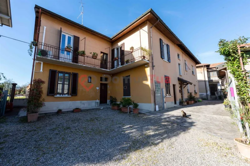 CASA SEMINDIPENDENTE SU DUE LIVELLI CON GIARDINO DI PROPRIETÀ — foto 7