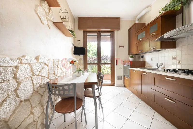 TRILOCALE TRASFORMABILE IN QUADRILOCALE CON AMPISSIMO BOX DI 42 m² — foto 2