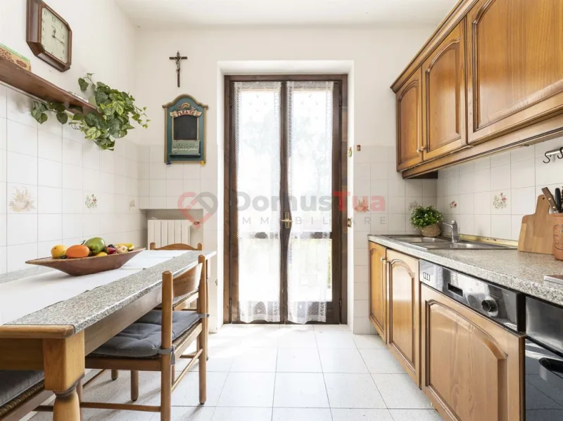 VILLETTA A SCHIERA CON AMPIO GIARDINO E BOX DOPPIO — foto 13