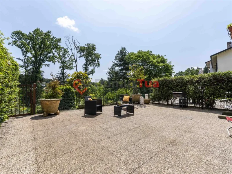 VILLETTA A SCHIERA CON AMPIO GIARDINO E BOX DOPPIO — foto 4