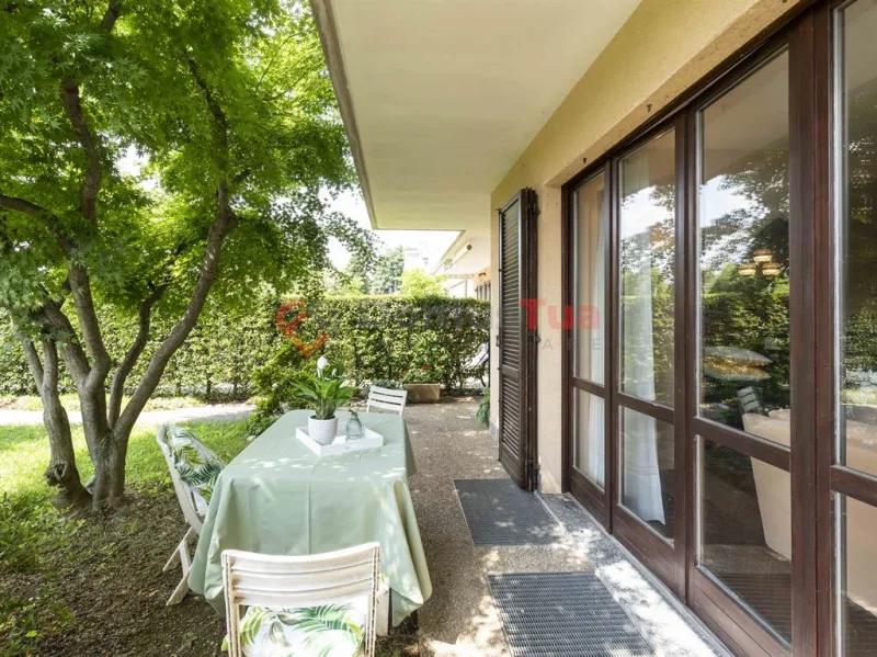 VILLETTA A SCHIERA CON AMPIO GIARDINO E BOX DOPPIO — foto 9