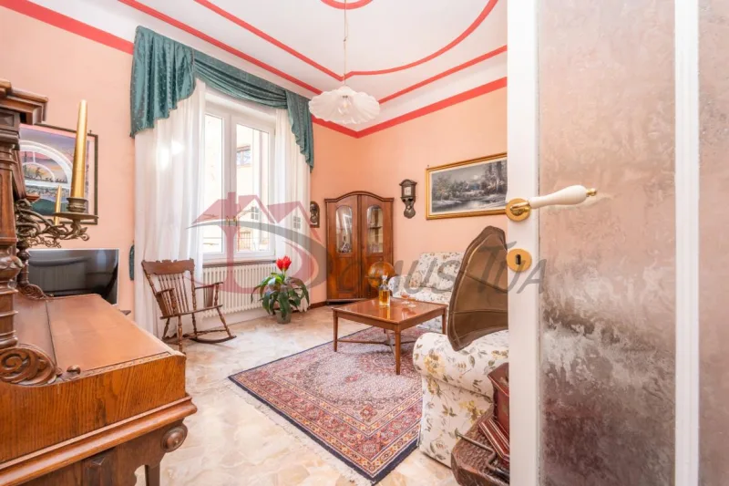 VILLA SINGOLA IN POSIZIONE CENTRALE — foto 3