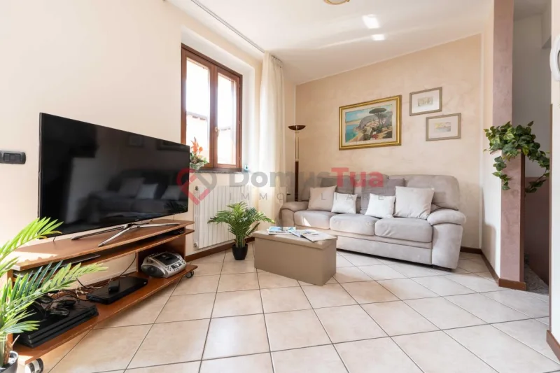 TRILOCALE SEMINDIPENDENTE CON AREA ESTERNA DI PROPRIETÀ! — foto 4