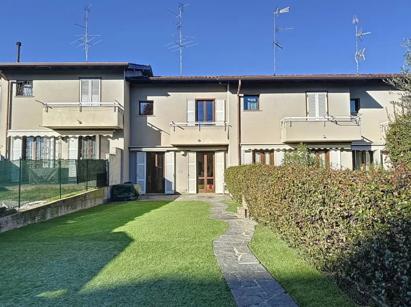 VILLETTA A SCHIERA CON 3 CAMERE - GIARDINO DI 140 MQ — foto 2