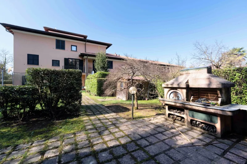 Trilocale arredato con taverna, ampio giardino e box — foto 10