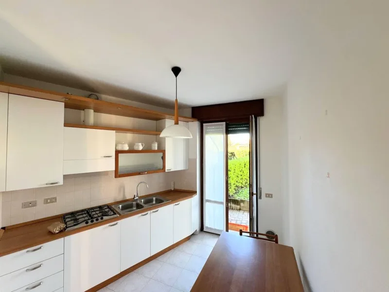 Trilocale con giardino e box doppio — foto 9