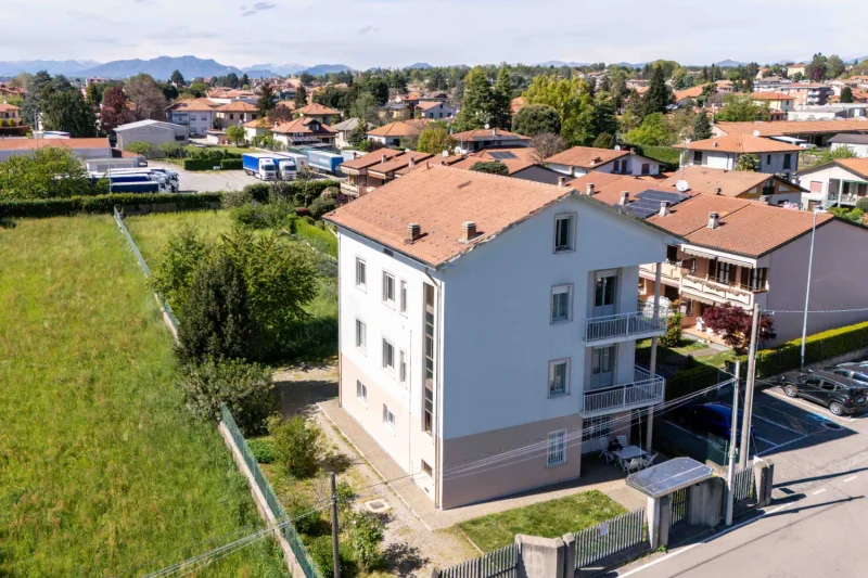 Villa plurifamiliare con box e giardino — foto 3