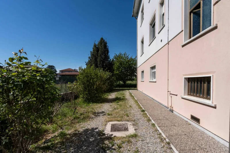 Villa plurifamiliare con box e giardino — foto 4