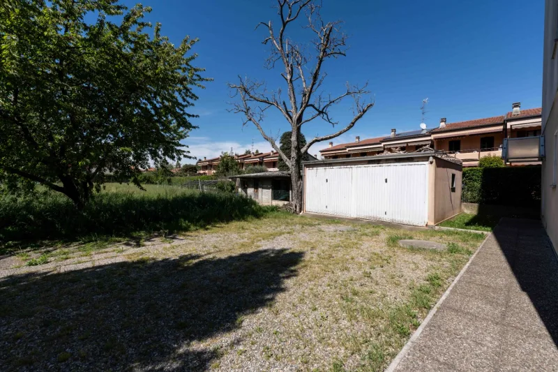 Villa plurifamiliare con box e giardino — foto 5