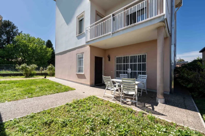 Villa plurifamiliare con box e giardino — foto 10