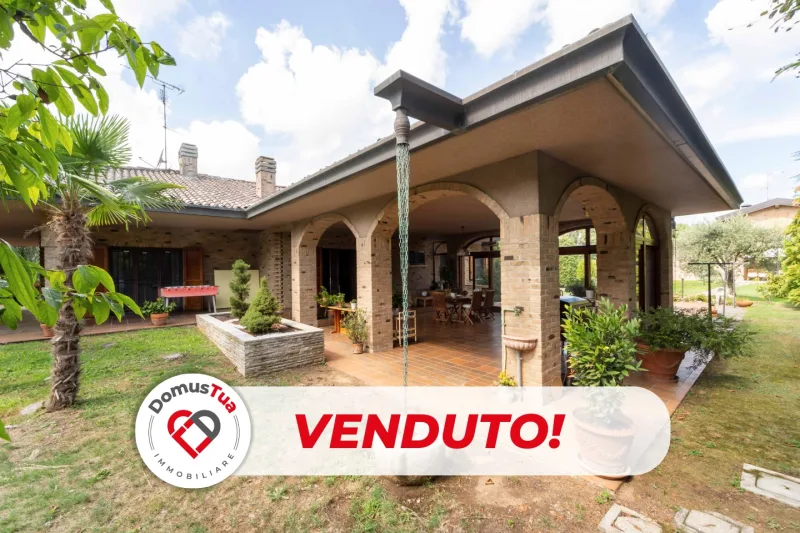 SPLENDIDA VILLA DA VIVERE SUBITO IMMERSA NEL VERDE