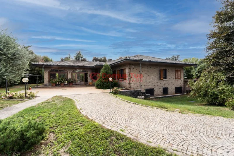 SPLENDIDA VILLA DA VIVERE SUBITO IMMERSA NEL VERDE — foto 2