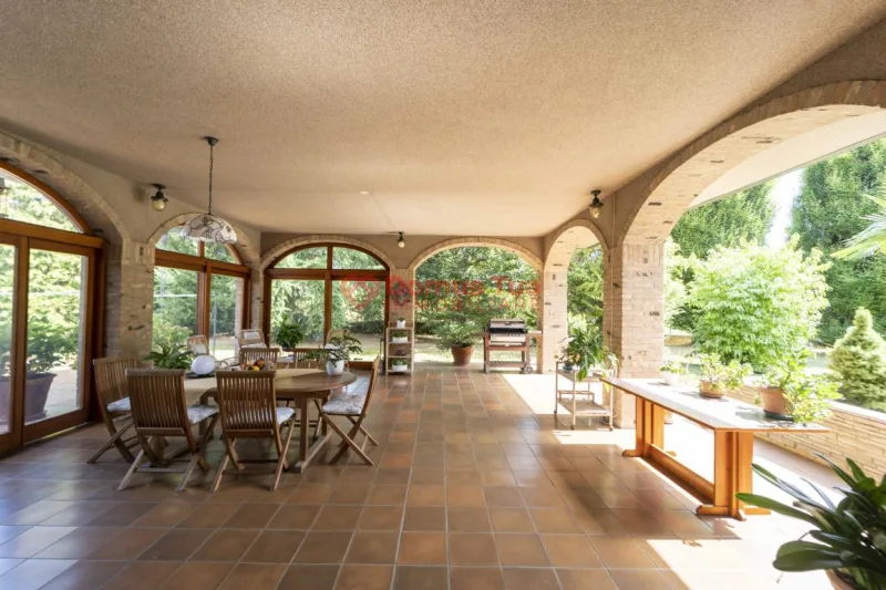 SPLENDIDA VILLA DA VIVERE SUBITO IMMERSA NEL VERDE — foto 13