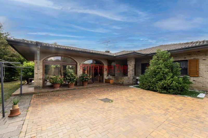 SPLENDIDA VILLA DA VIVERE SUBITO IMMERSA NEL VERDE — foto 16